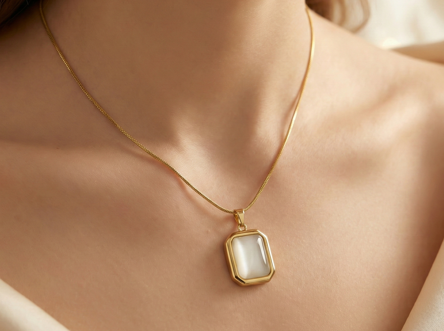 Gold-tone necklace with white opalescent stone | Pendant