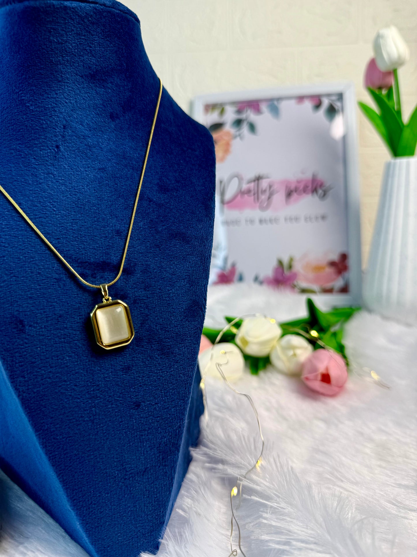 Gold-tone necklace with white opalescent stone | Pendant