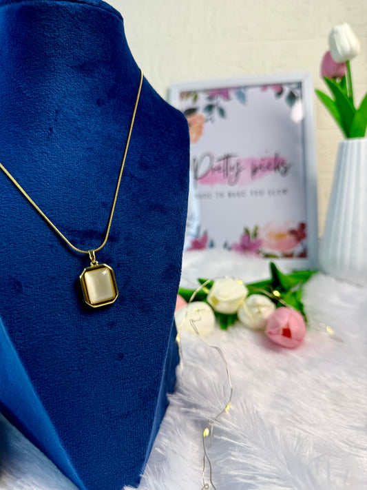 Gold-tone necklace with white opalescent stone | Pendant